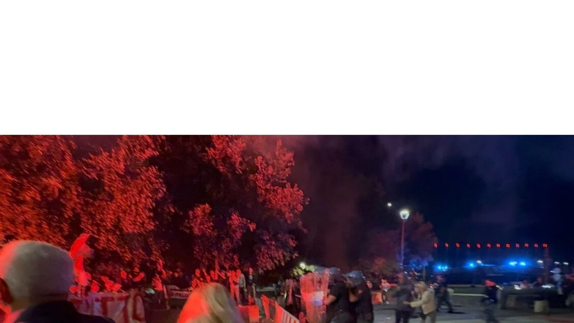 Corteo pro-Pal Roma, vernice rossa contro cordone polizia