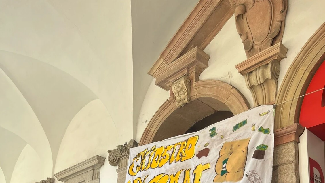 Studenti bloccano l'ingresso dell'installazione Amazon a Milano