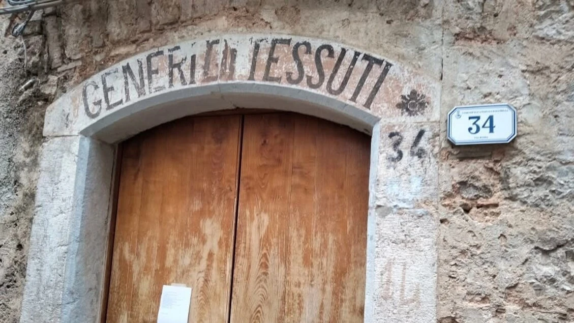 A sorpresa poesie di Franco Arminio su muri nel Salernitano