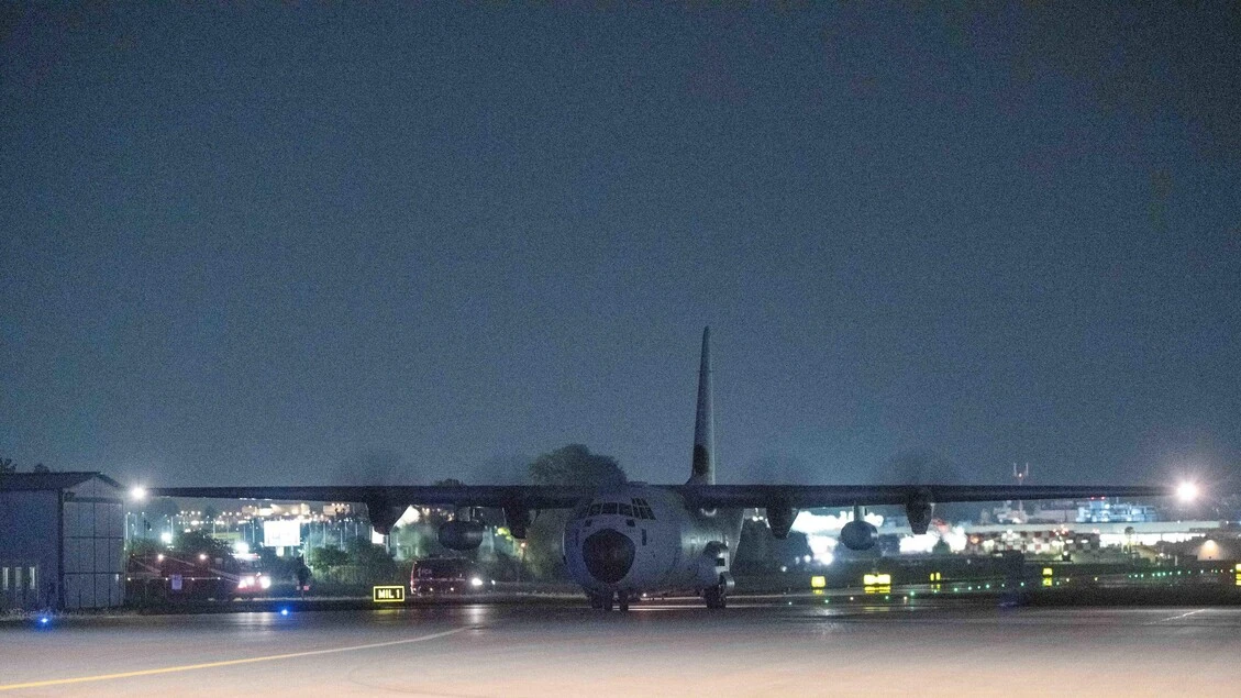 Scavalcò recinzione e invase pista Linate, rimpatriato