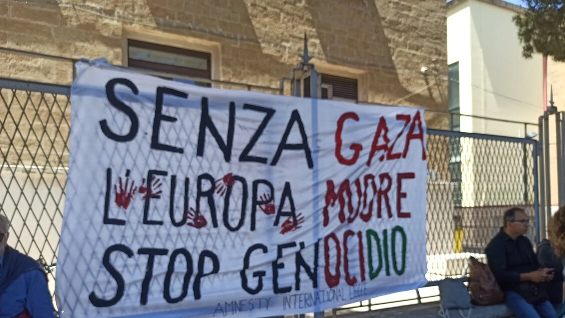 Giro: a Lecce striscioni pro-Gaza nei pressi del traguardo