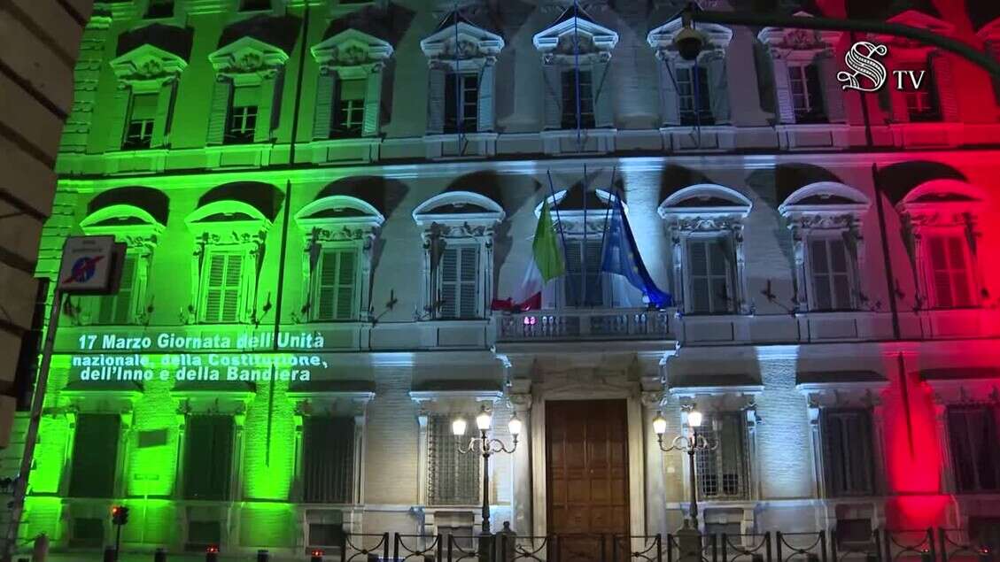 La facciata di Palazzo Madama illuminata con il Tricolore