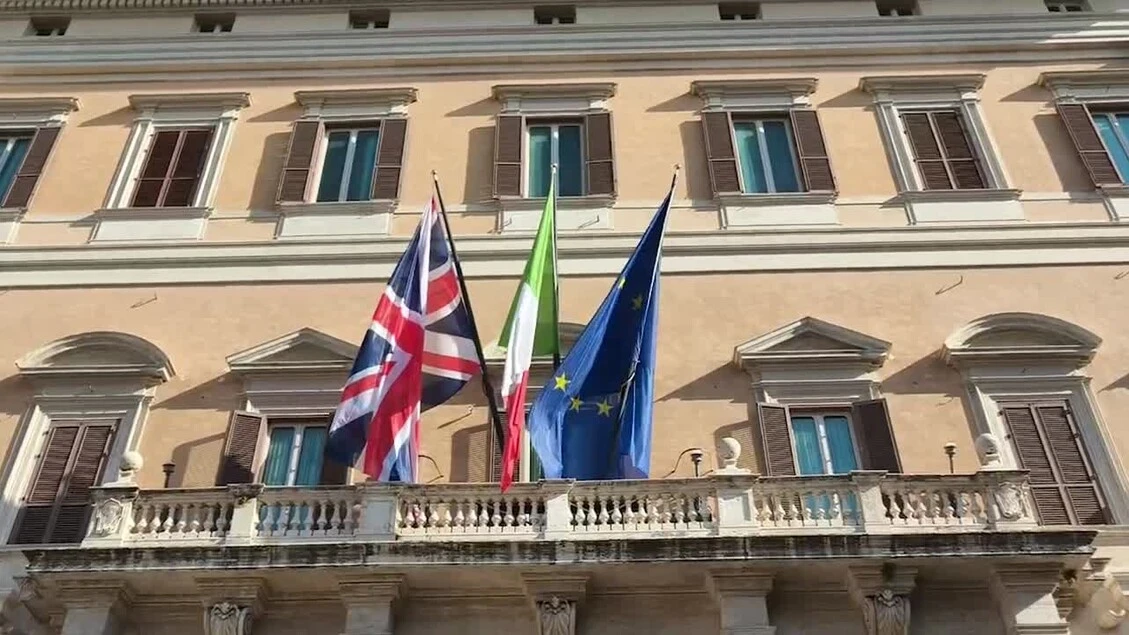 L'Union Jack e' esposta sulla facciata di Montecitorio