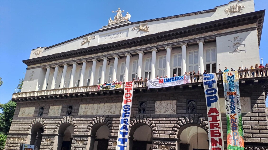 Comitati per la casa espongono striscioni da balcone San Carlo