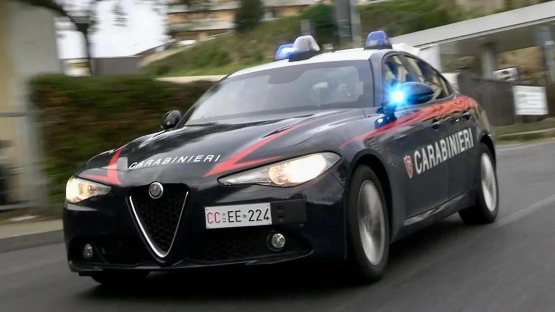 Picchiato da uno sconosciuto mentre va a scuola, ferito 15enne