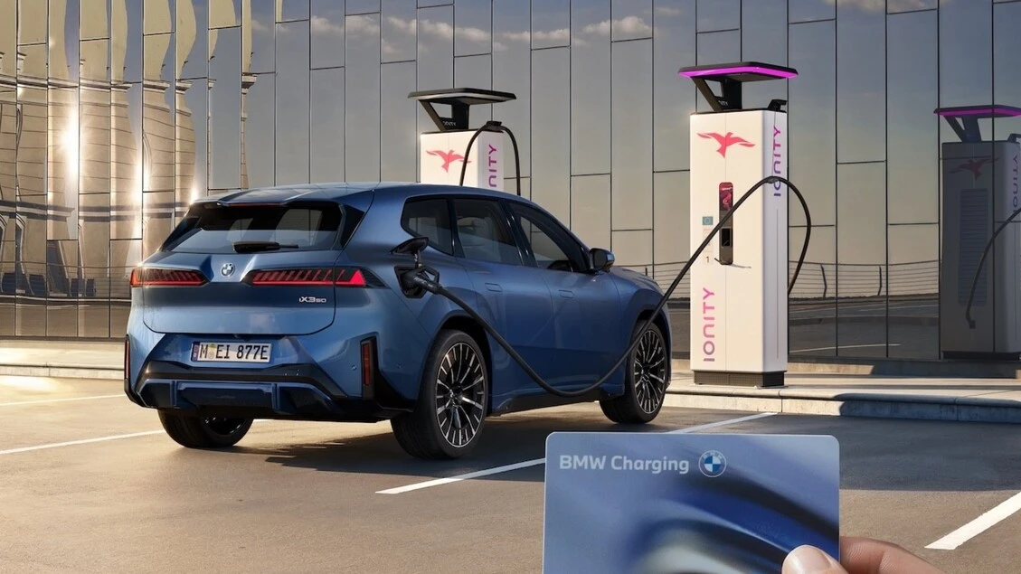 Bmw iX3 50 xDrive, evoluzione del concetto di ricarica
