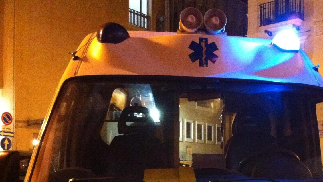 Cade dall'auto e muore, indagato l'amico al volante per omicidio stradale