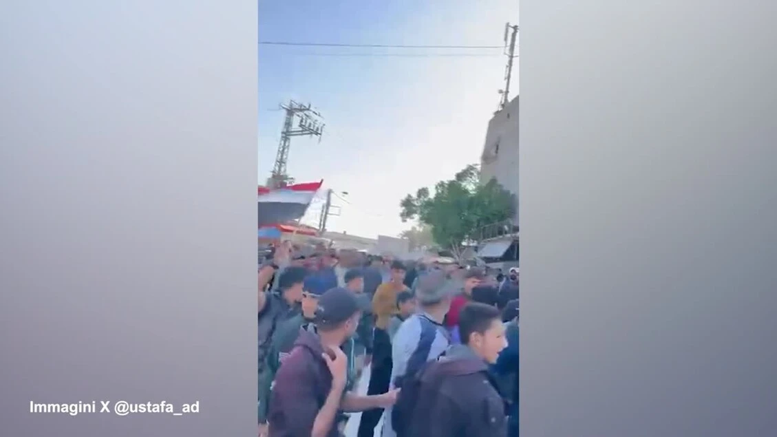 Migliaia di palestinesi manifestano contro Hamas a Gaza nord