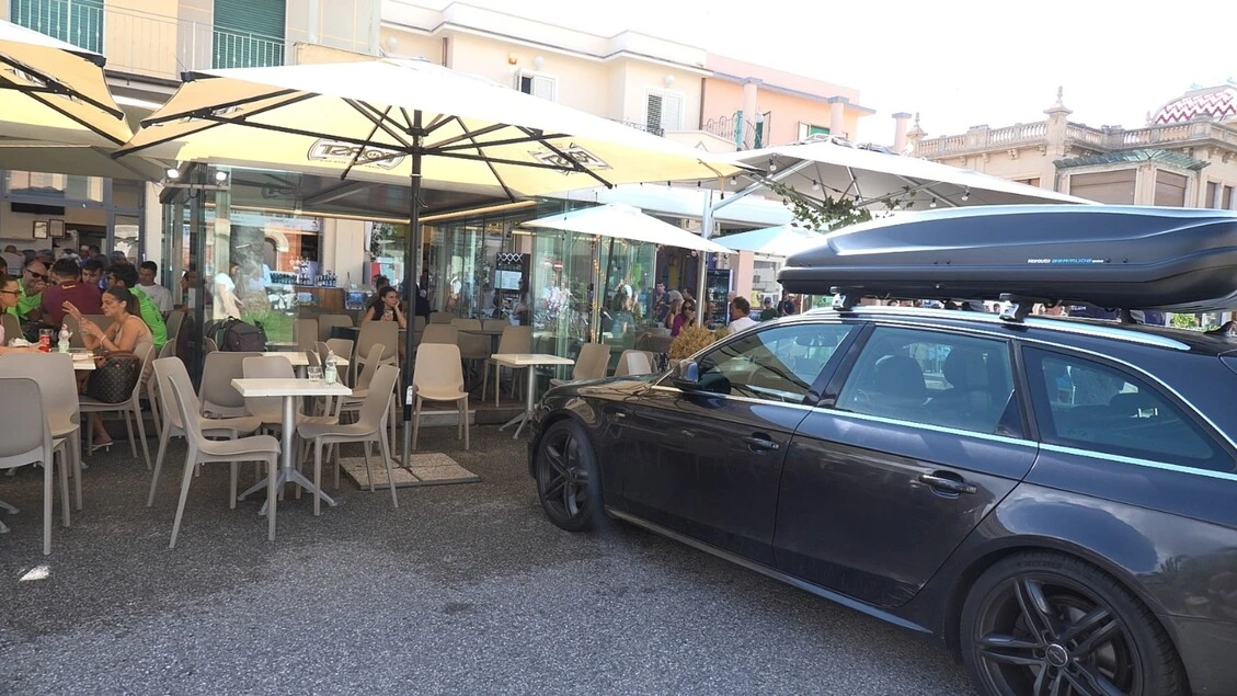 Auto ingrana marcia contro birreria, tutti illesi a Viareggio