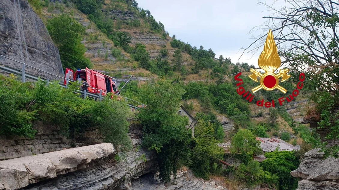 Si tuffa nelle cascate del fiume, 25enne muore nel Fiorentino