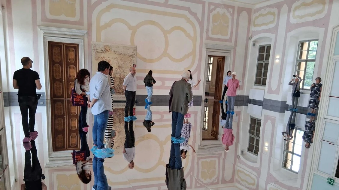Trasparenze, riflessi e illusioni: l'arte invade Villa Manin