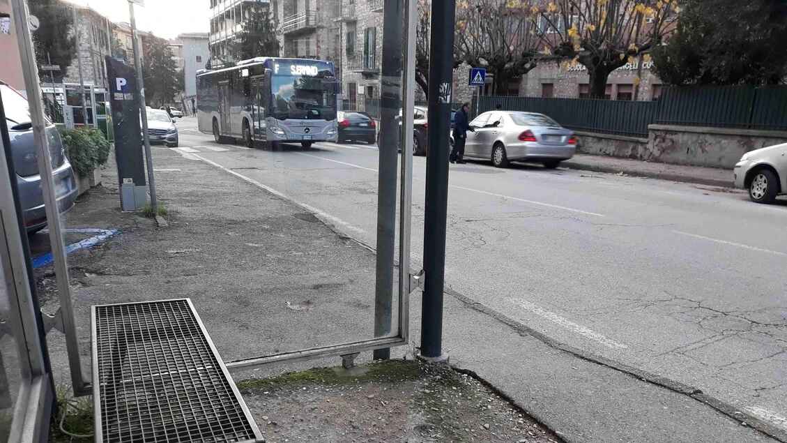 Operaio ferito viene lasciato alla fermata del bus, indagini