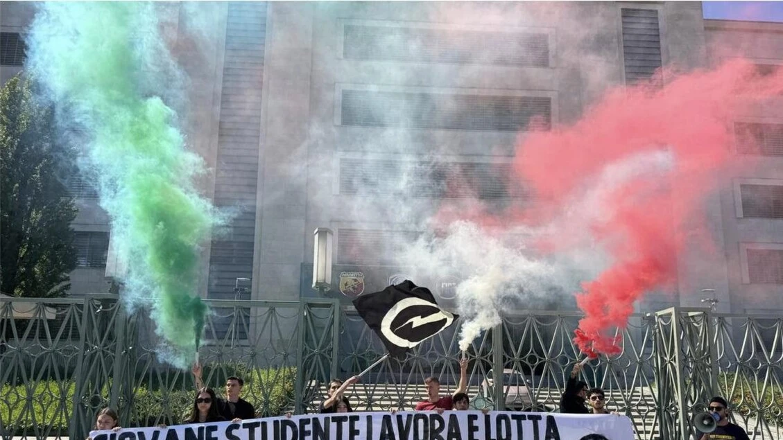 Blocco Studentesco Torino, striscione davanti a Mirafiori