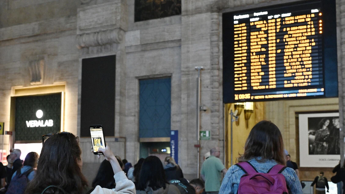 A Milano ritardi e cancellazioni in stazione tra maltempo e sciopero