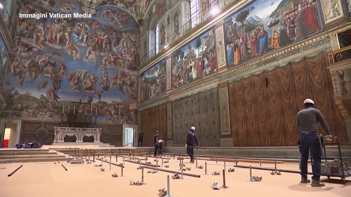 Pre-conclave, in corso l'allestimento della Cappella Sistina