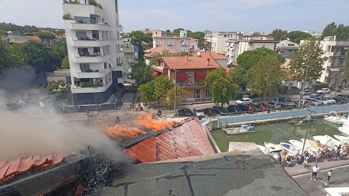 Fiamme in palazzina a Riccione, evacuata dalla Polizia Locale