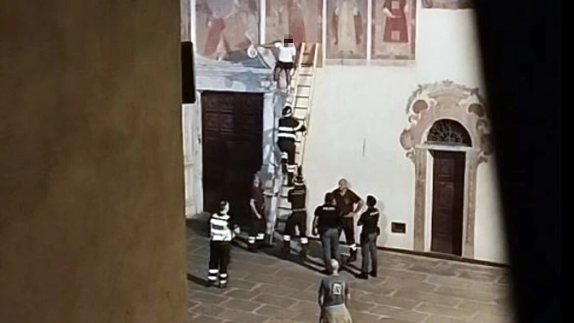 Si arrampica su portale di una chiesa,13enne salvato da vvff
