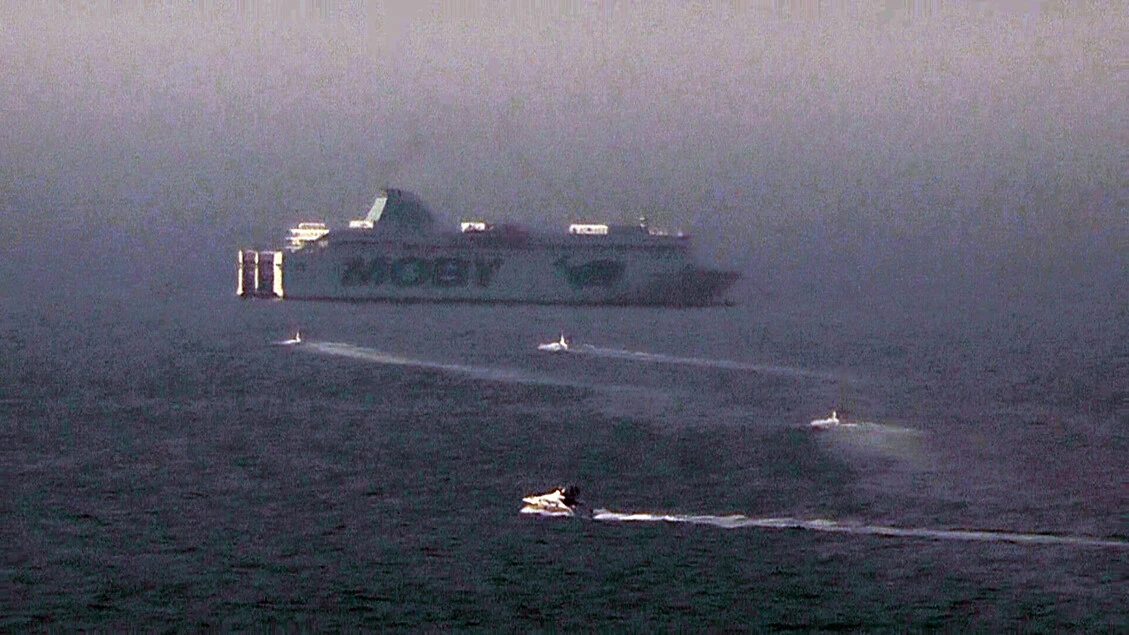 Fiamme su una nave-traghetto al largo di Capri, paura ma nessun ferito 