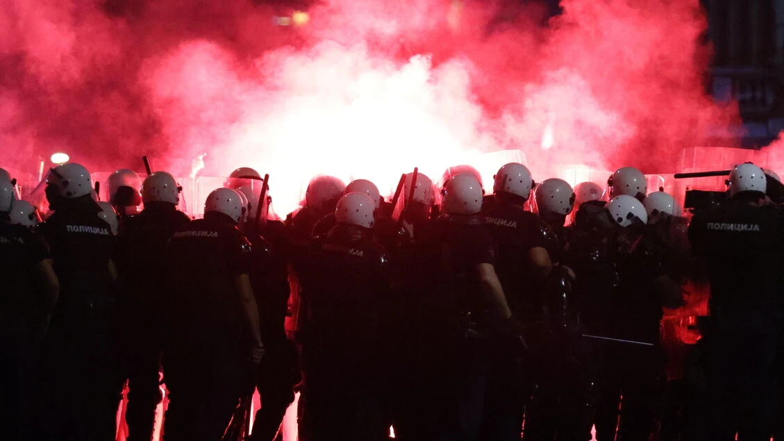 Tensione a Belgrado, scontri tra manifestanti e polizia