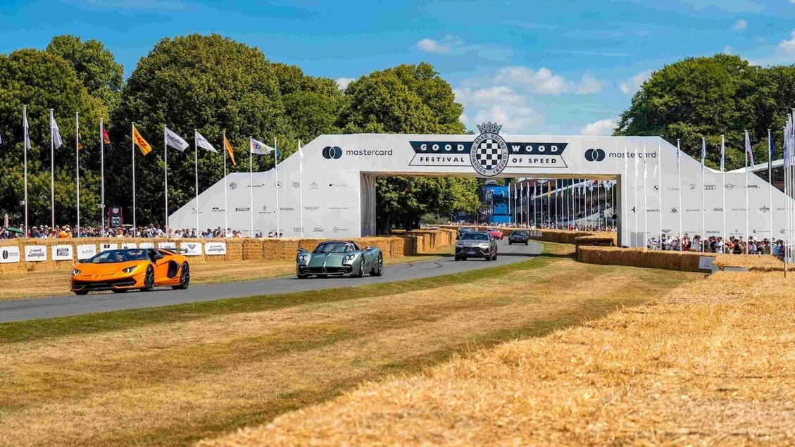 Pirelli, parata di supercar a Goodwood per il nuovo P Zero