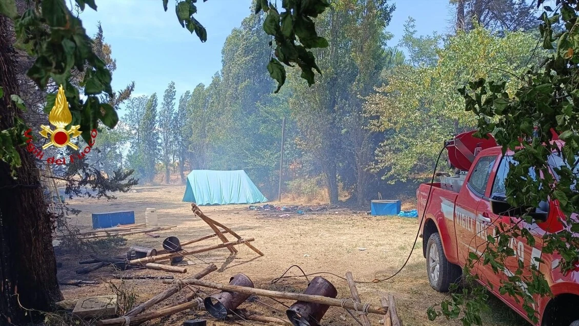 Incendio a Matera, i Vigili del fuoco mettono in salvo 15 scout