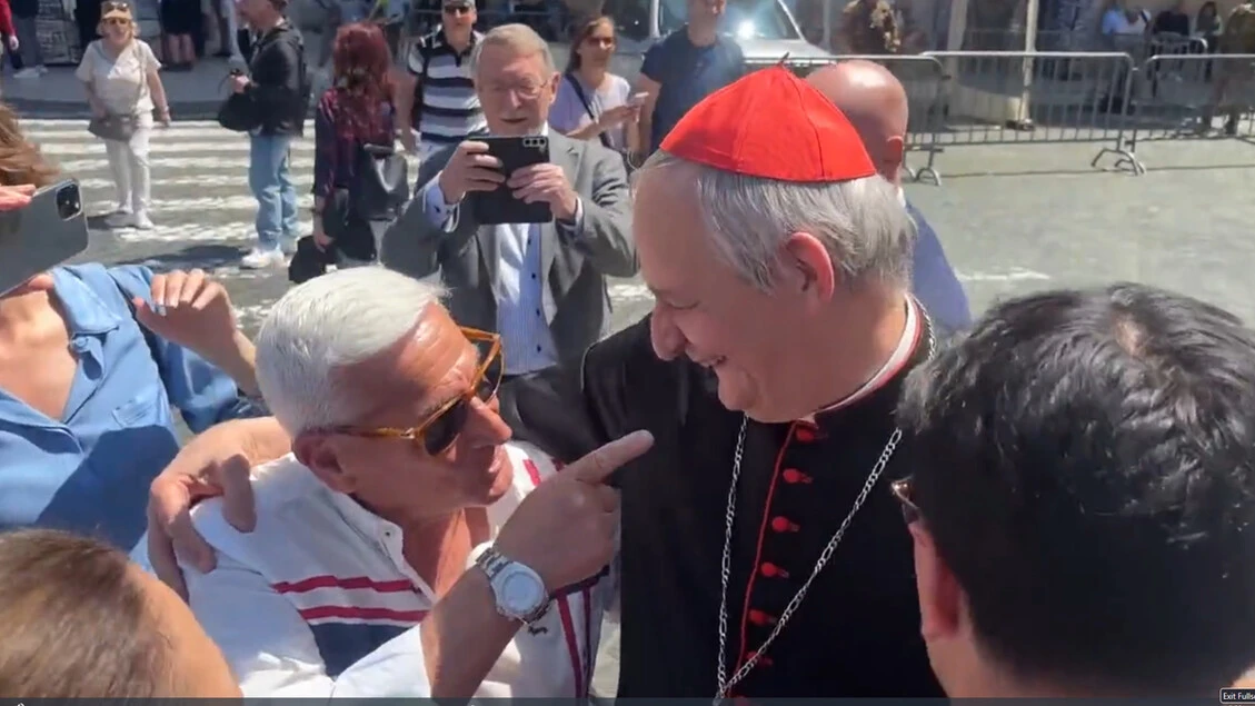 Il cardinal Zuppi e Alfredo: 