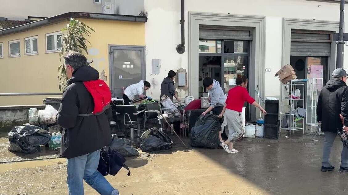 Maltempo in Toscana, a Sesto Fiorentino si rimuovono fango e detriti