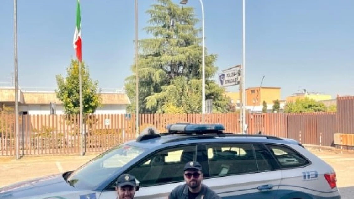 Polstrada salva pastore tedesco sorda che si era persa