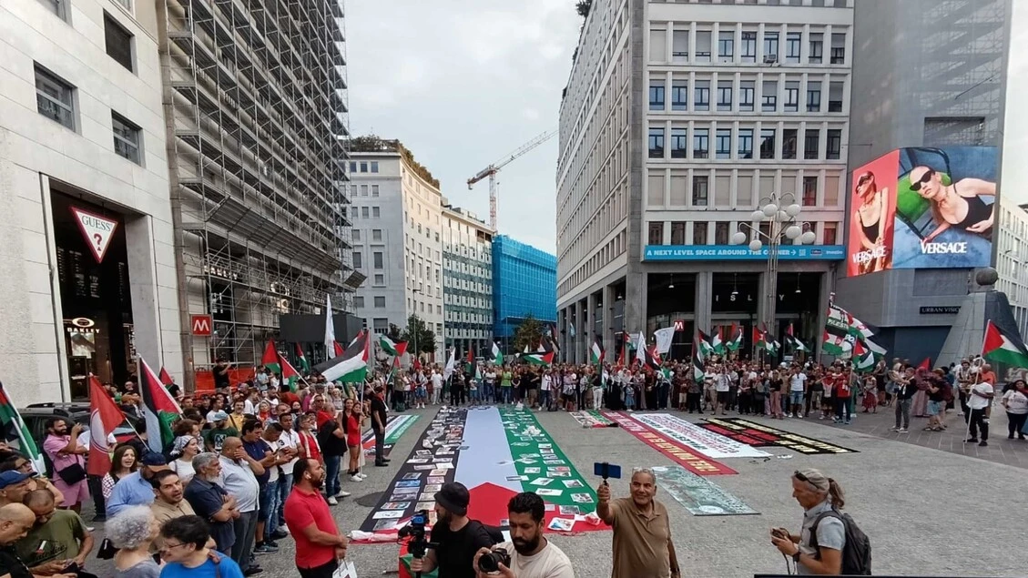 In centro a Milano presidio proPalestina con filmati da Gaza