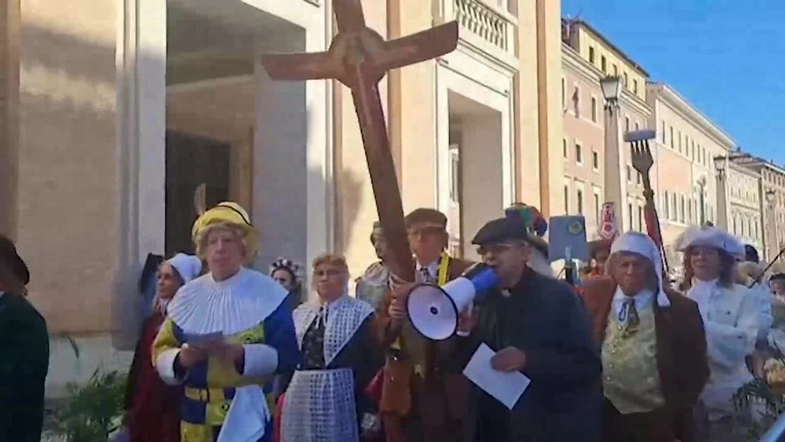 Da Pulcinella a Colombina: tutti in maschera alla Porta Santa