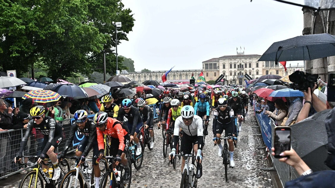 Giro: Scaroni vince la 16/a tappa, arrivo con Fortunato