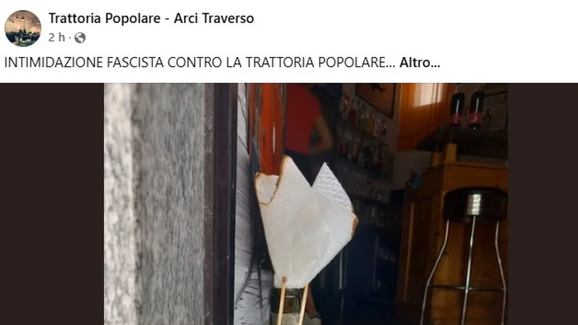 Molotov finta con immagine del duce davanti circolo Arci Milano