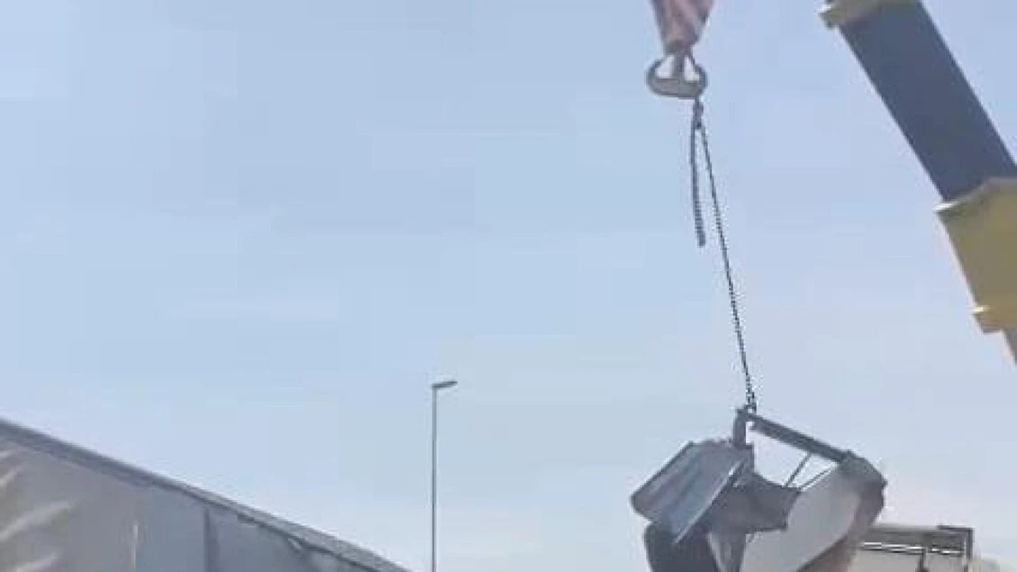 Tir perde una bobina di ferro sull'A4, traffico in tilt