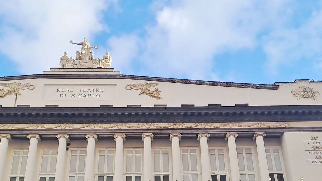 Lotta per la casa, occupato balcone San Carlo a Napoli