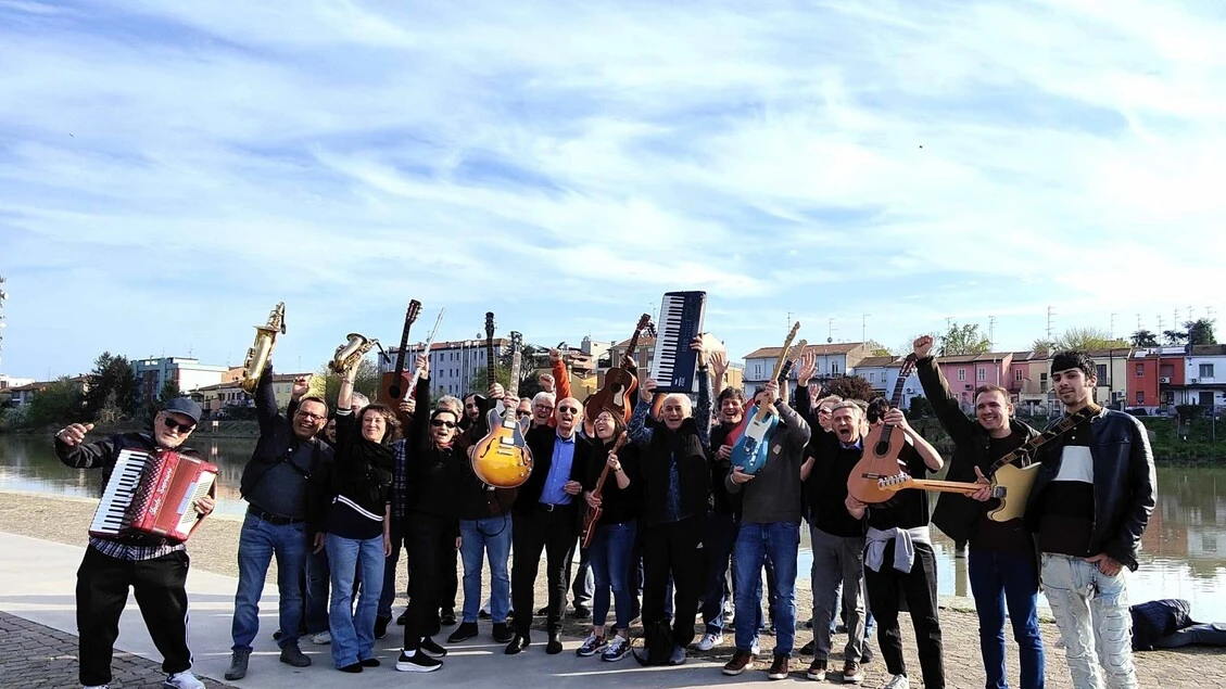 Minacce al sindaco di Ferrara, flash mob musicale solidale