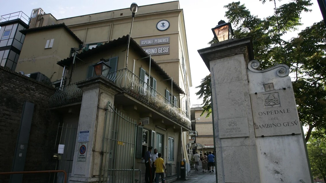 Bimbo di 8 anni cade dal balcone, grave a Roma