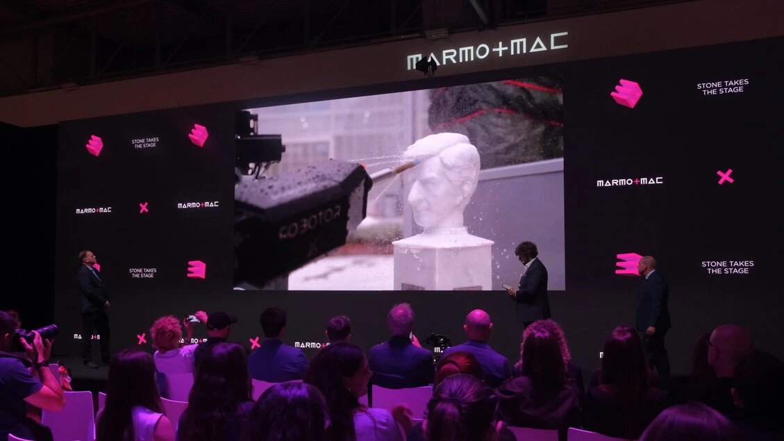 Busto di Cattelan scolpito da robot 