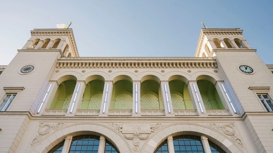 Artisti mondiali ad Hamburger Bahnhof per pensare il futuro