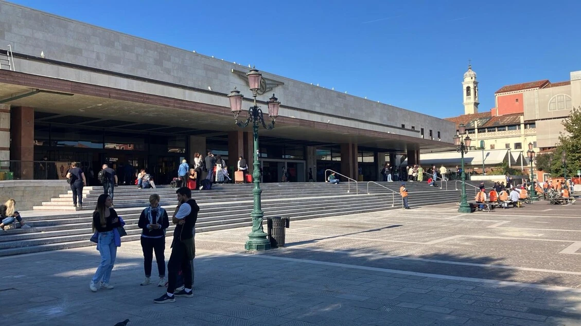 Restaurata la scalinata monumentale di Venezia Santa Lucia