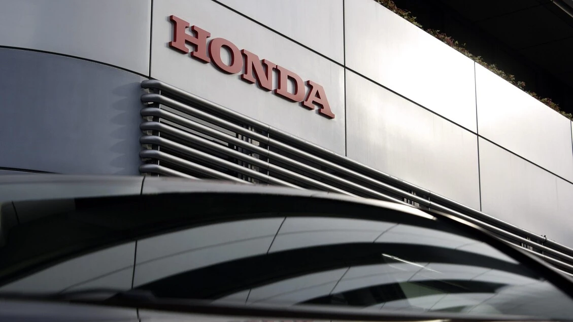 Honda: utile trimestrale dimezzato ma migliora stime annuali