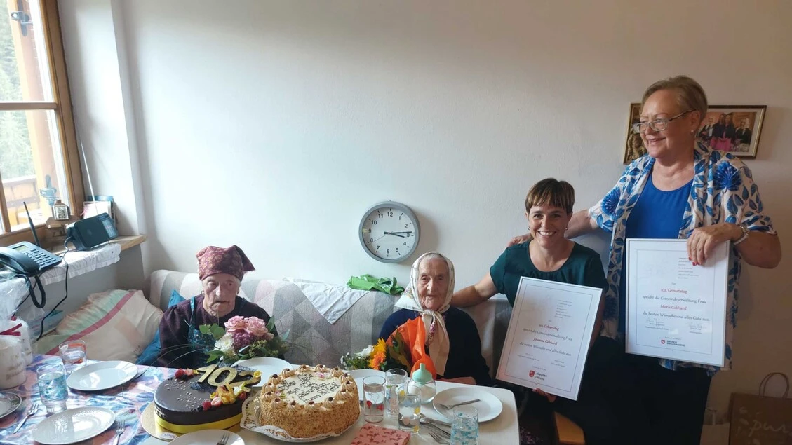 Gemelle festeggiano 102 anni al maso Tschifnar di Lazfons