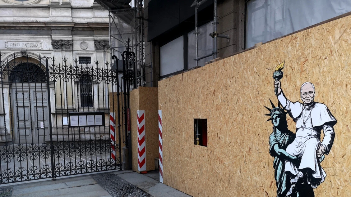 Papa Leone sorretto da Statua Libertà in murale a Milano