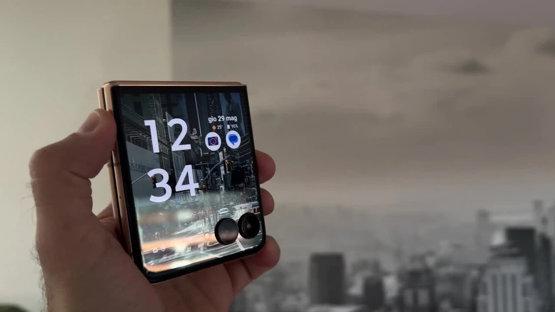 PROVE TECH - Tra design e IA, la prova del nuovo Motorola Razr 60 Ultra
