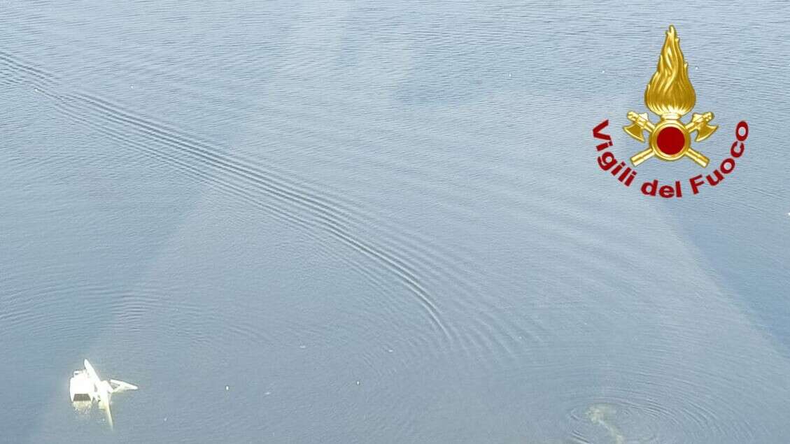 Aliante precipita nel lago di Varese, grave il pilota