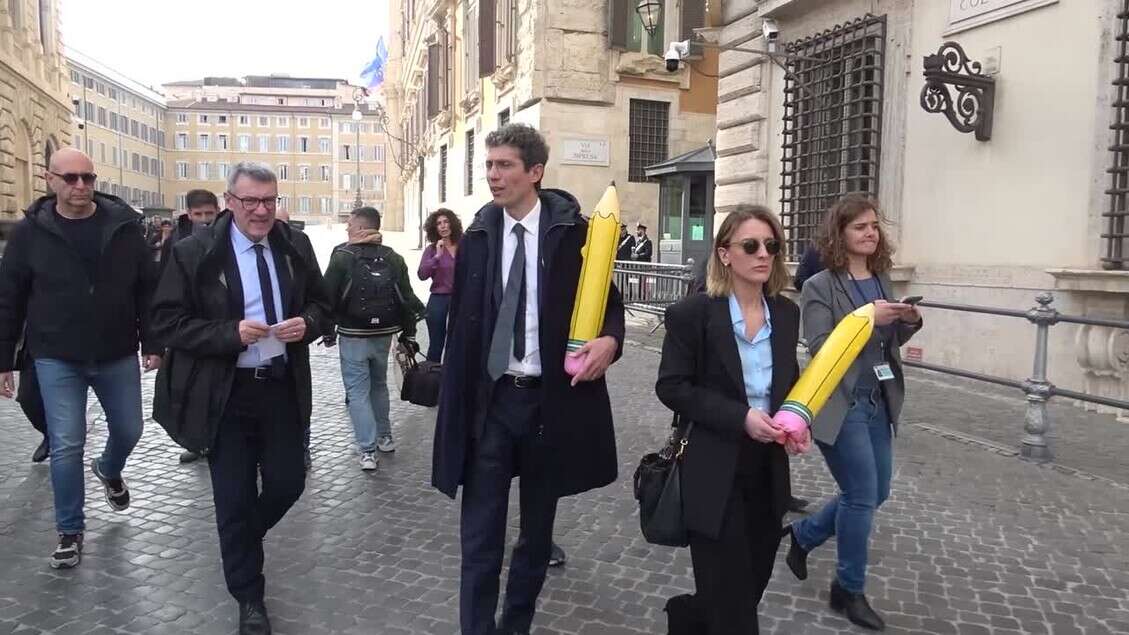 Referendum, Landini e Magi a Palazzo Chigi con una matita gigante