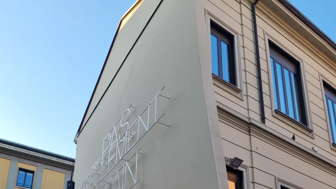 Su muri della Caritas di Milano Papa con bimbo migrante annegato
