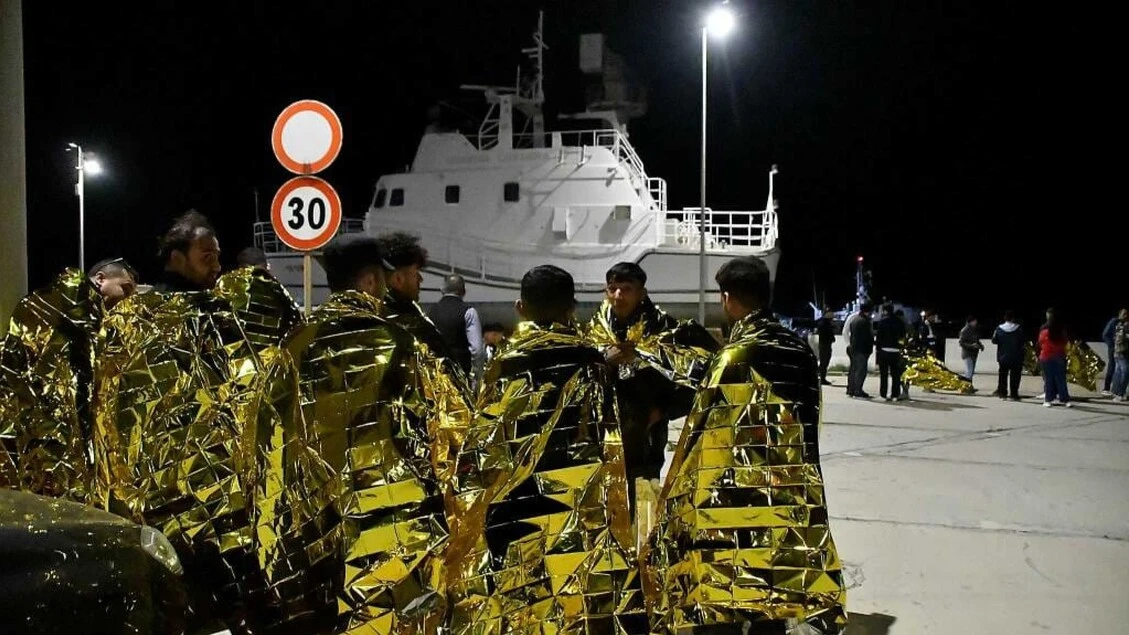 Soccorsa barca a vela con 61 migranti, tra loro 9 minori