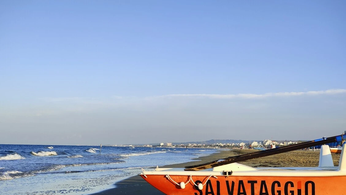 Giovane salva due persone in mare nel Ferrarese e muore