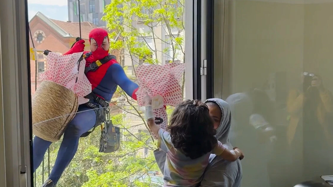 Milano, gli Spiderman al Policlinico per regalare ai bimbi le uova di Pasqua
