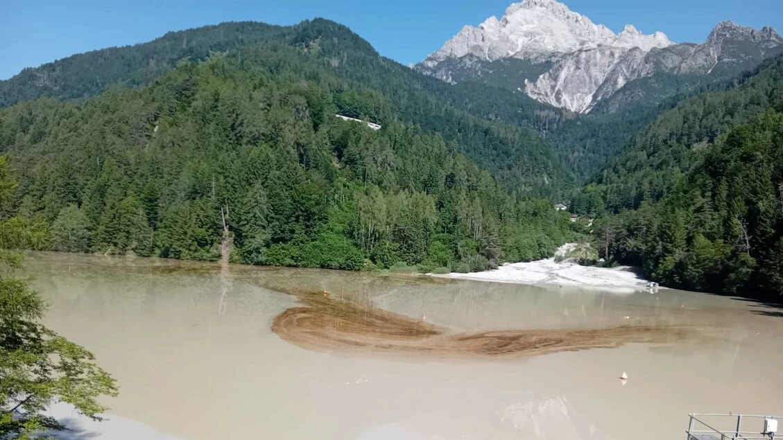 Gasolio da cisterna in torrente, nel Cadore dopo una frana